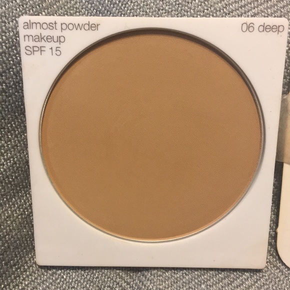 Clinique Almost Powder Foundation - Picture 3 of 3